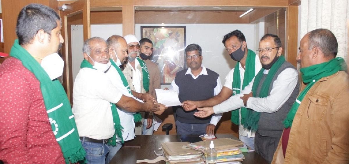 Rajya Raitha Sangha leaders submit a memorandum to Deputy Commissioner Dr B C Sateesha in Madikeri.