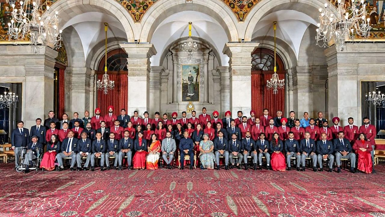 President Ram Nath Kovind poses for a photograph with the awardees at Rashtrapati Bhavan. Credit: PTI photo