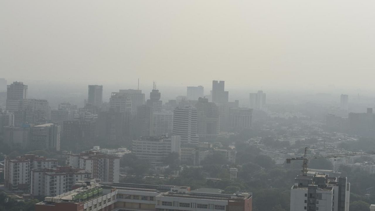 A view of the national capital shrouded in smog, in New Delhi. Credit: PTI Photo