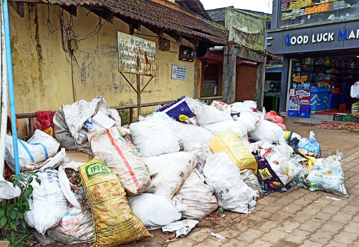 A garbage pile near the Siddapura bus stand. DH Photo