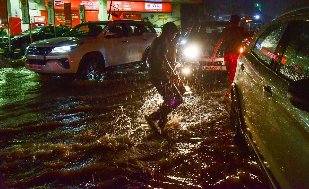The IMD has sounded yellow alerts in all the districts of coastal Karnataka and some districts of south interior Karnataka from November 16 to 19. Credit: DH Photo