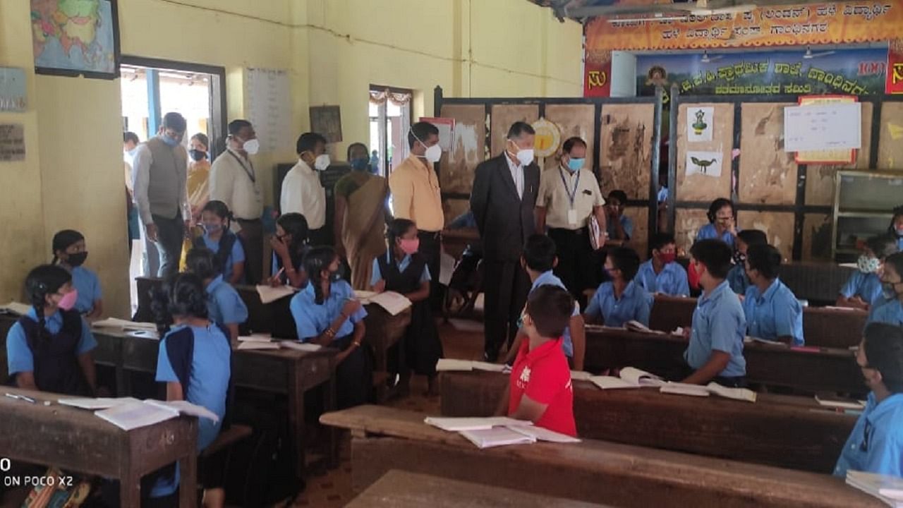 Lokayukta Justice P Vishwanath Shetty visits a government school at Gandhinagara in Mangaluru. Credit: Special Arrangement