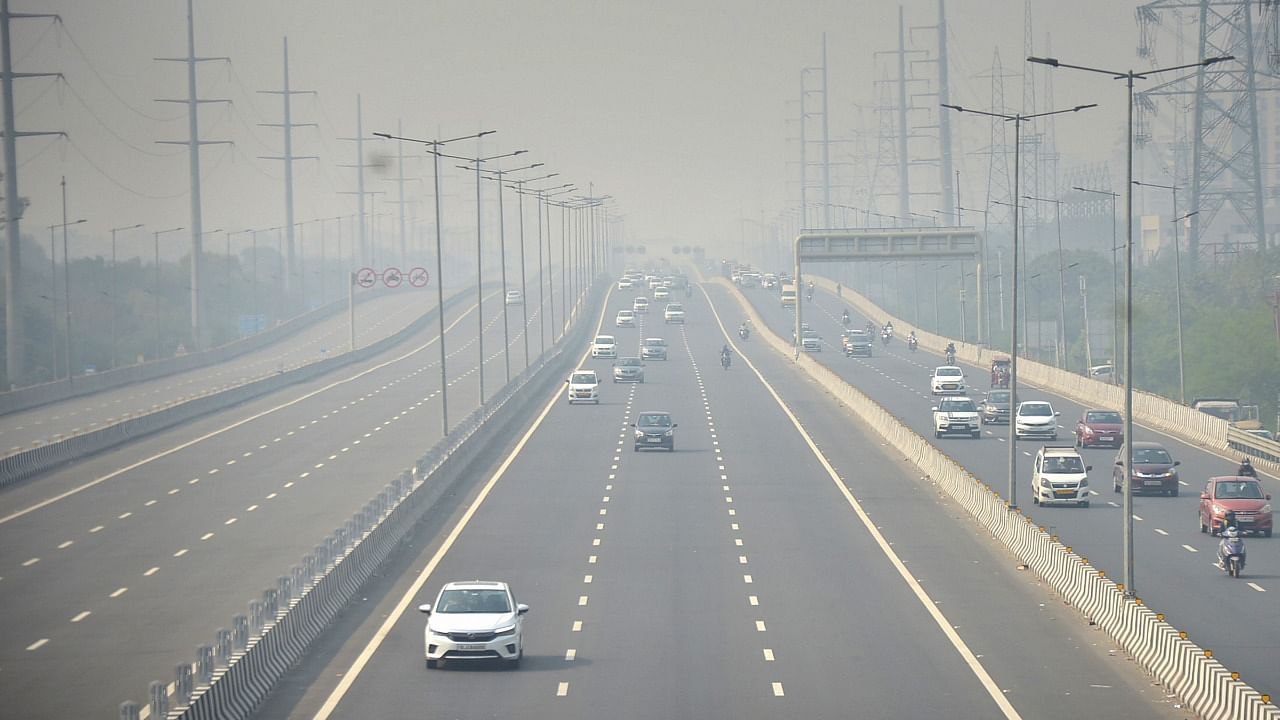Vehicles ply on Delhi-Meerut Expressway amid low visibility due to a thick layer of smog in Ghaziabad. Credit: PTI File Photo