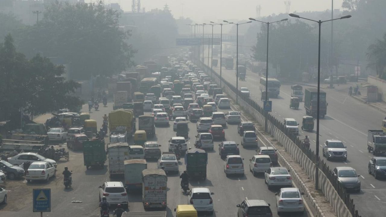 Smog engulfs Delhi. Credit: IANS Photo