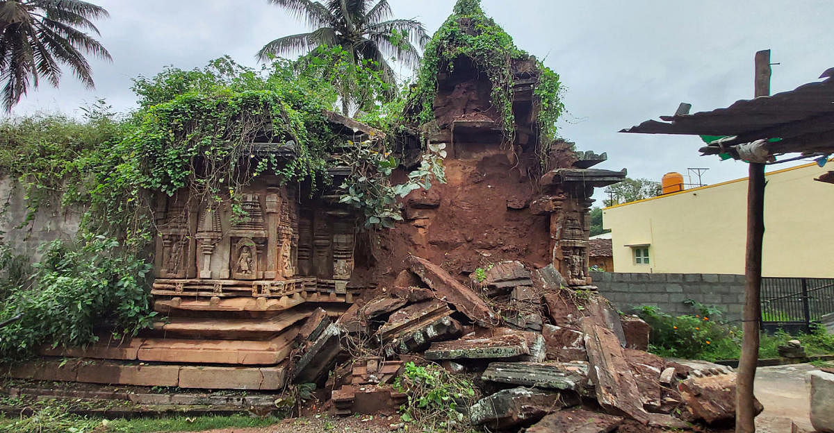 The historical Janardhana temple in Kikkeri that collapsed due to rain, on Wednesday night. Credit: DH Photo