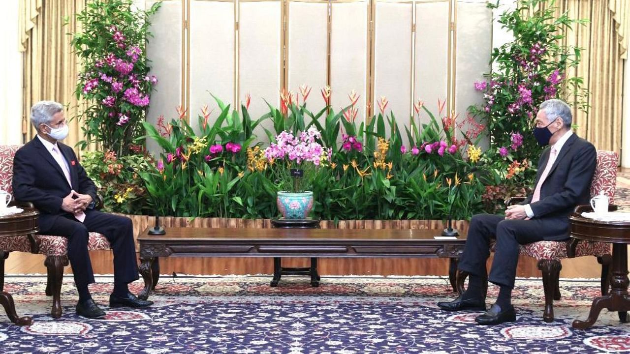External Affairs Minister S Jaishankar and Singapore Prime Minister Lee Hsien Loong. Credit: Twitter/@DrSJaishankar