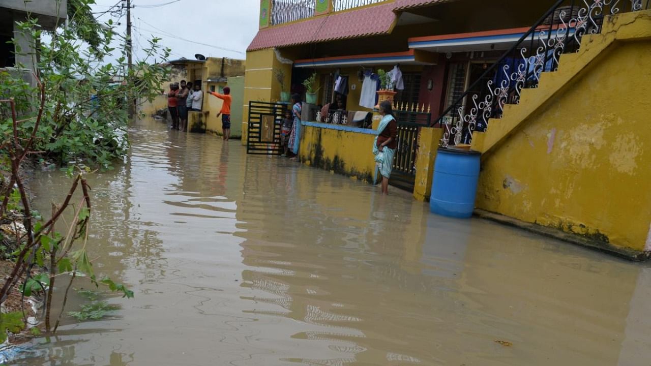 Houses in Kanakanapalya extension of Kolar are marooned following heavy rain on Friday. Credit: DH Photo