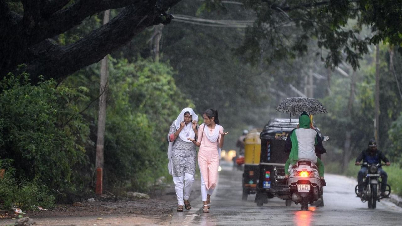 In its fresh forecast, the IMD has sounded yellow alert in 18 districts on Saturday. Credit: DH Photo