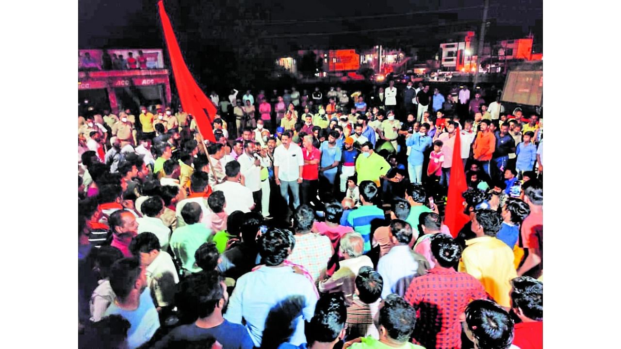 Members of Bajrang Dal and Vishwa Hindu Parishad blocked the Hubbali-Dharwad main road in Hubballi recently, demanding action against 'Christian missionary' Somu Avaradhi, who was accused of forceful religious conversions. Credit: DH Photo
