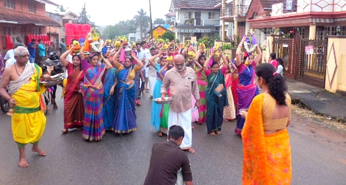 Women carry 'Kalasha' to the temple in a procession, during the annual fair of Beeralingeshwara Prabala Bhairavi and Parivara Devaru Temple in Shanivarasanthe. DH Photo