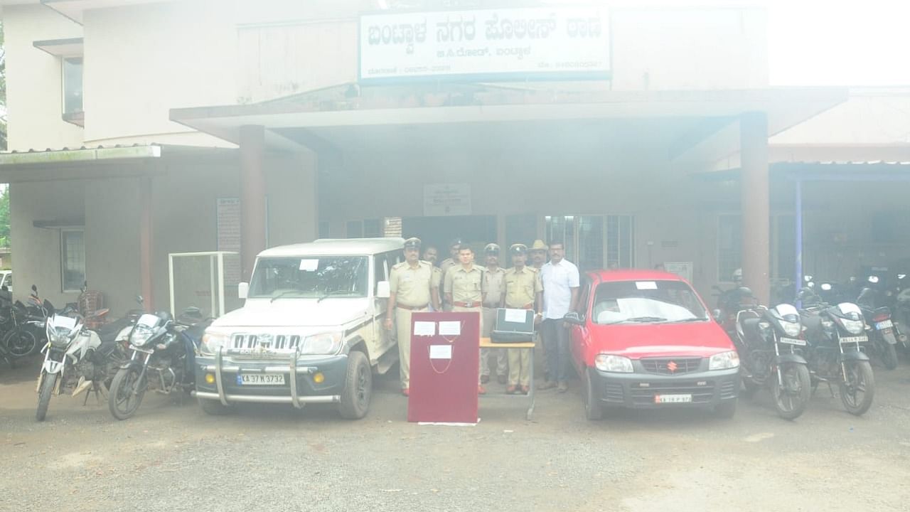 The police personnel along with the seized properties in theft and extortion cases in Bantwal. Credit: Special Arrangement