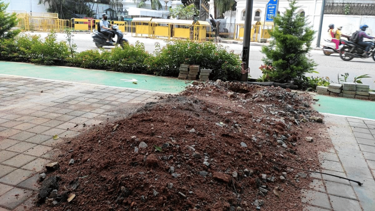 The dug-up cycle lane at Raj Bhavan Road. Credit: DH Photo