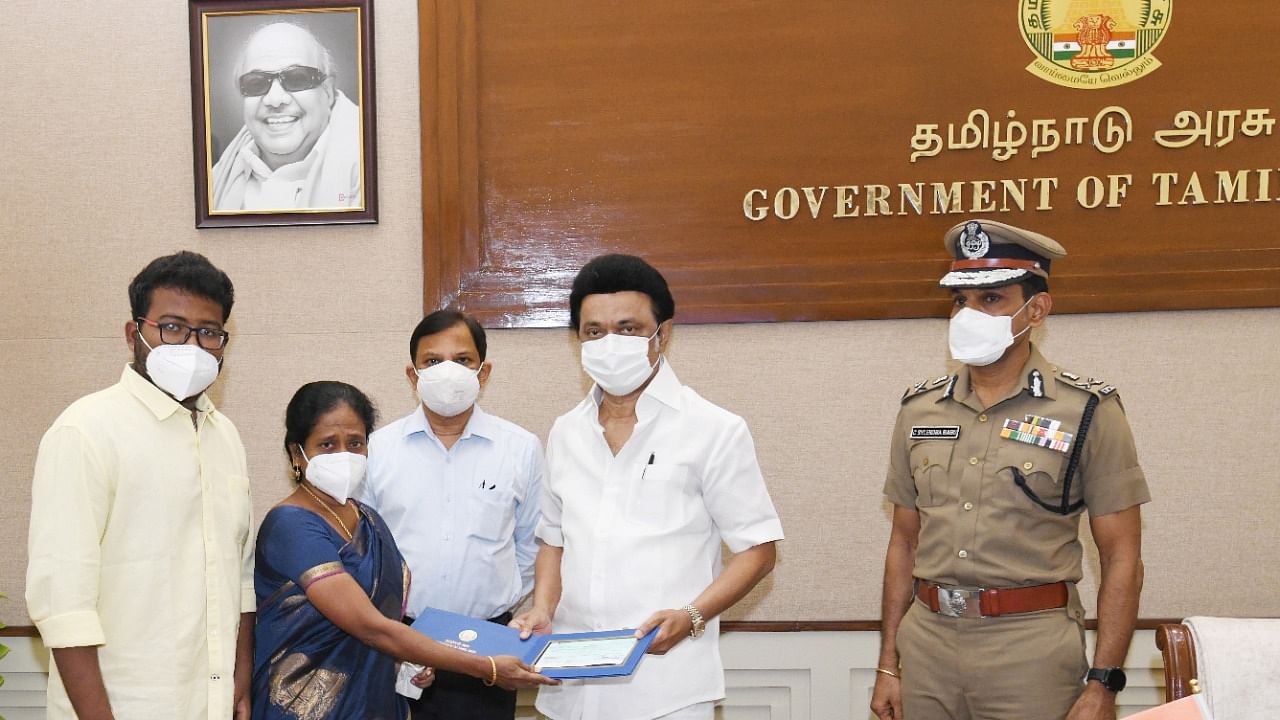 Stalin handed over a cheque of Rs 1 crore to Kavitha. Credit: DH Photo