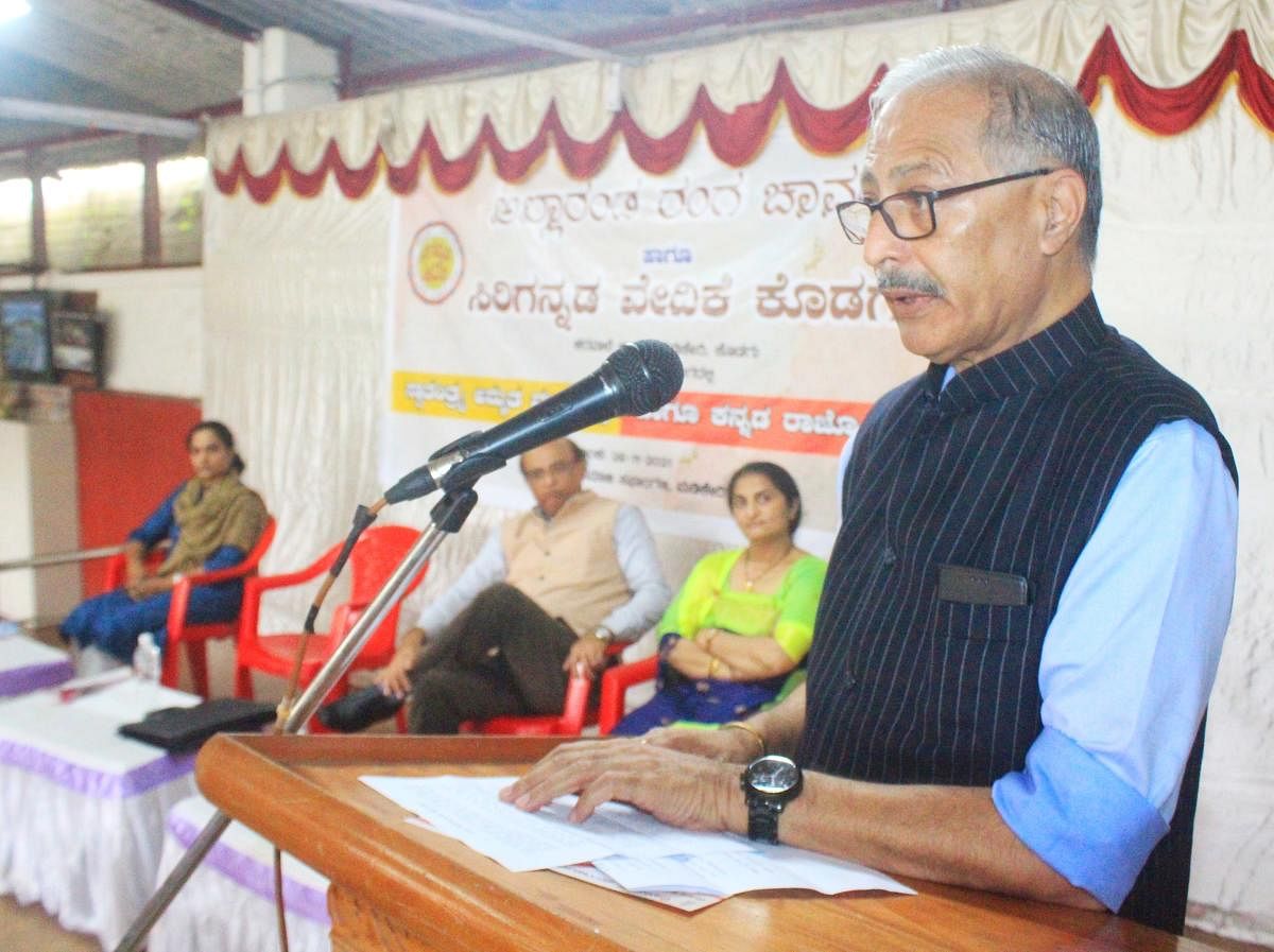 Karnataka Madhyama Academy former president Maneyapanda Ponnappa speaks at a seminar in Madikeri.