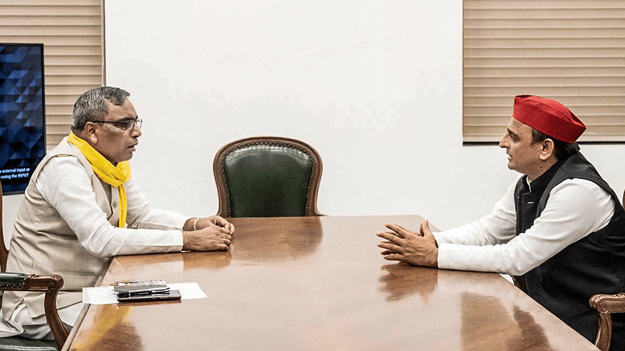 Suheldev Bhartiya Samaj Party chief Om Prakash Rajbhar and Akhilesh Yadav. Credit: PTI Photo