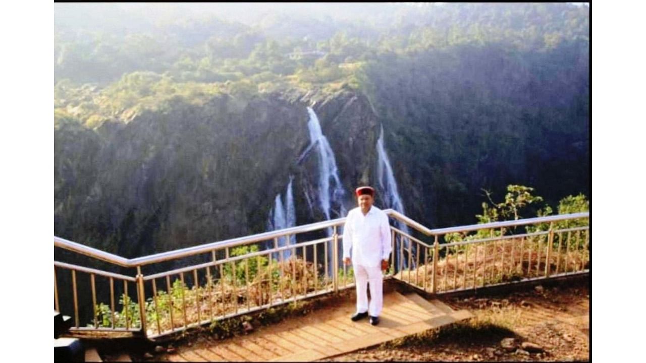 Thaawarchand Gehlot visiting Jog Falls in Sagar taluk. Credit: DH Photo