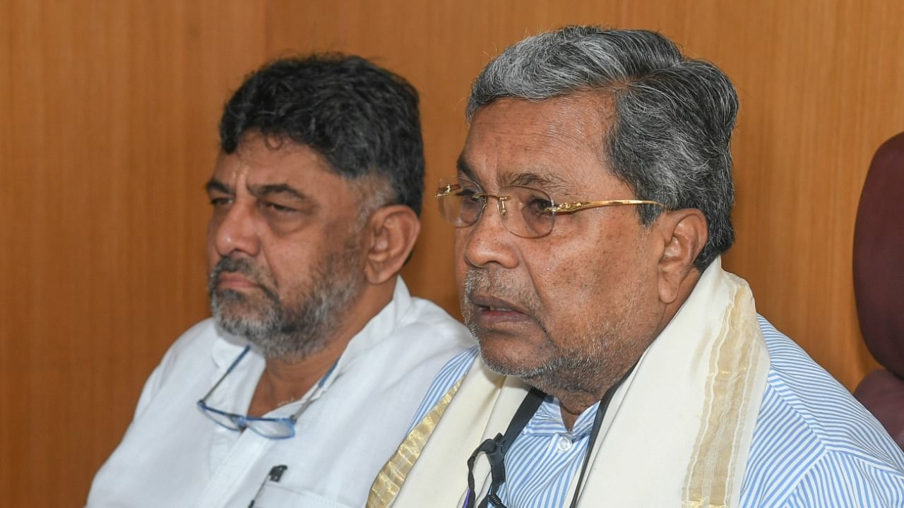 Leader of Opposition in Karnataka Assembly Siddaramaiah (R) with KPCC chief D K Shivakumar. Credit: DH File Photo/S K Dinesh