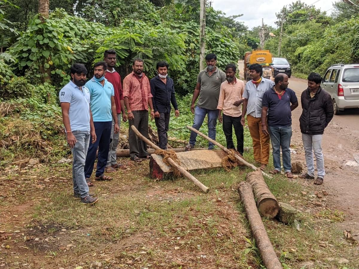 A file photo of Mohan Naik, Srinivas and his friends from Singapura village shifting the rare stone inscription to a better place at the Varadarajaswamy temple in Singapura in 2018.