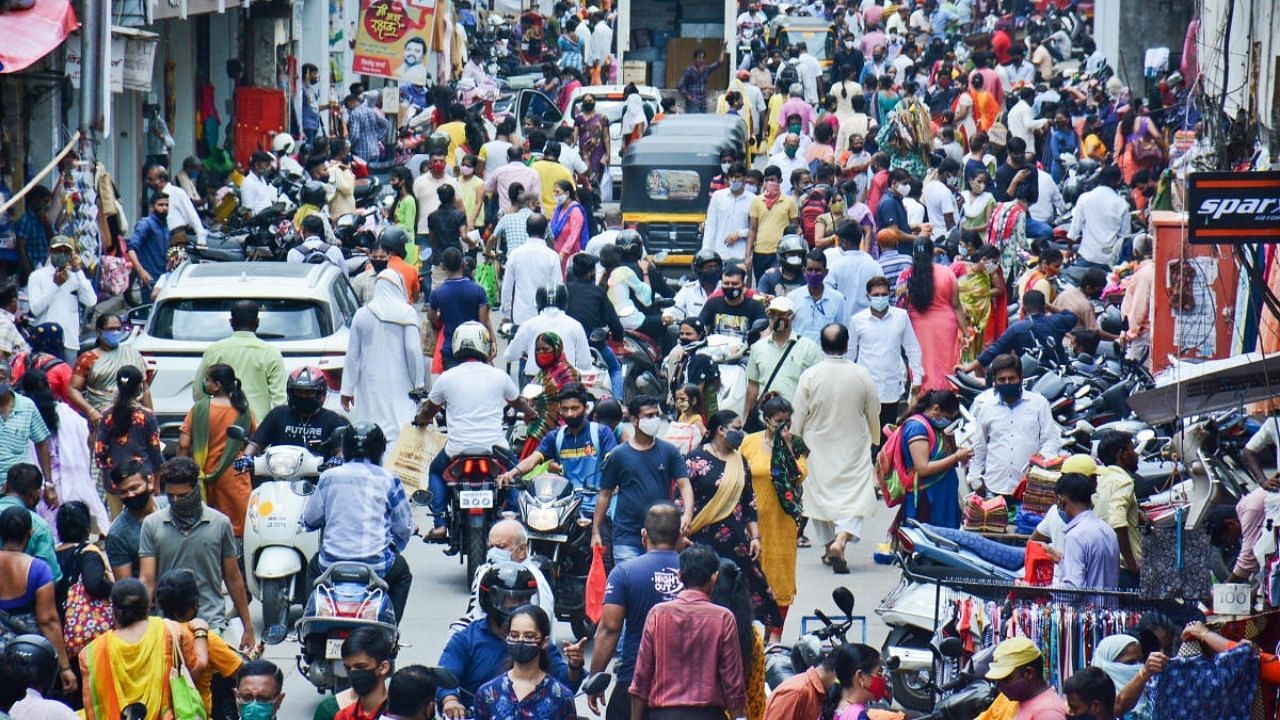 Crowded market in Thane. Credit: PTI File Photo