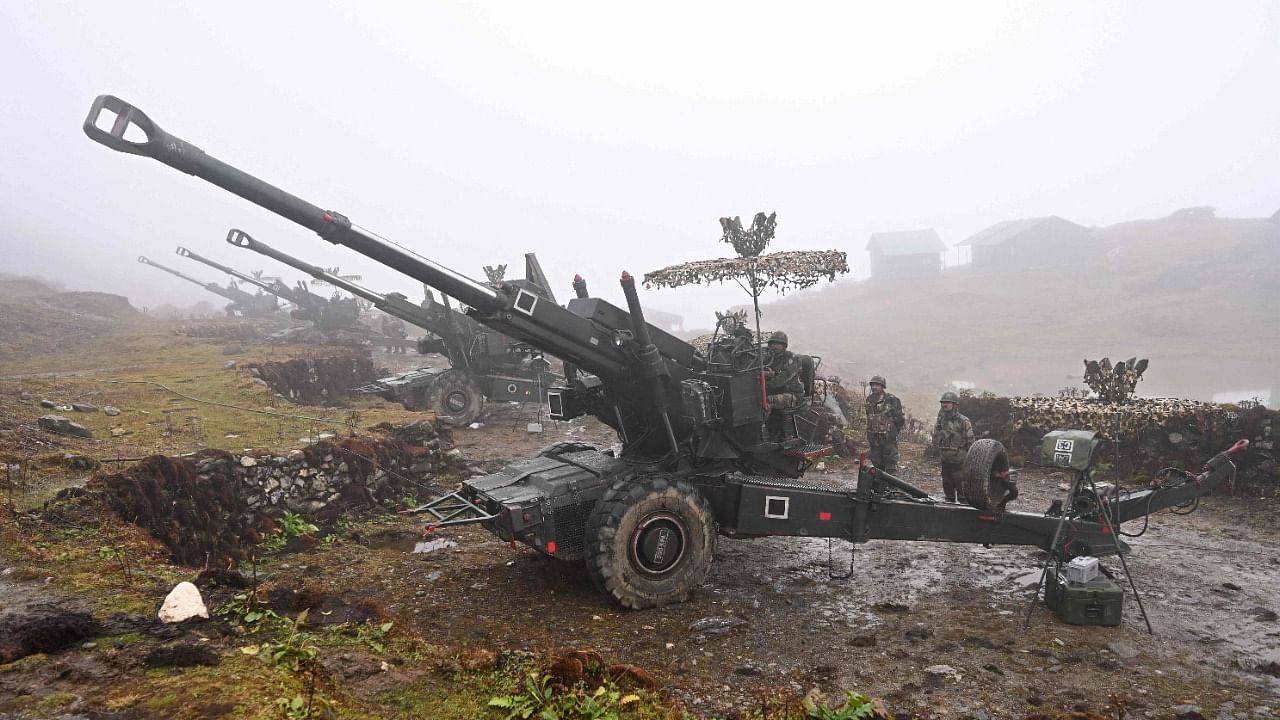 Indian Army soldiers stand next to Bofors guns positioned at Penga Teng Tso ahead of Tawang, near the Line of Actual Control (LAC). Credit: AFP Photo