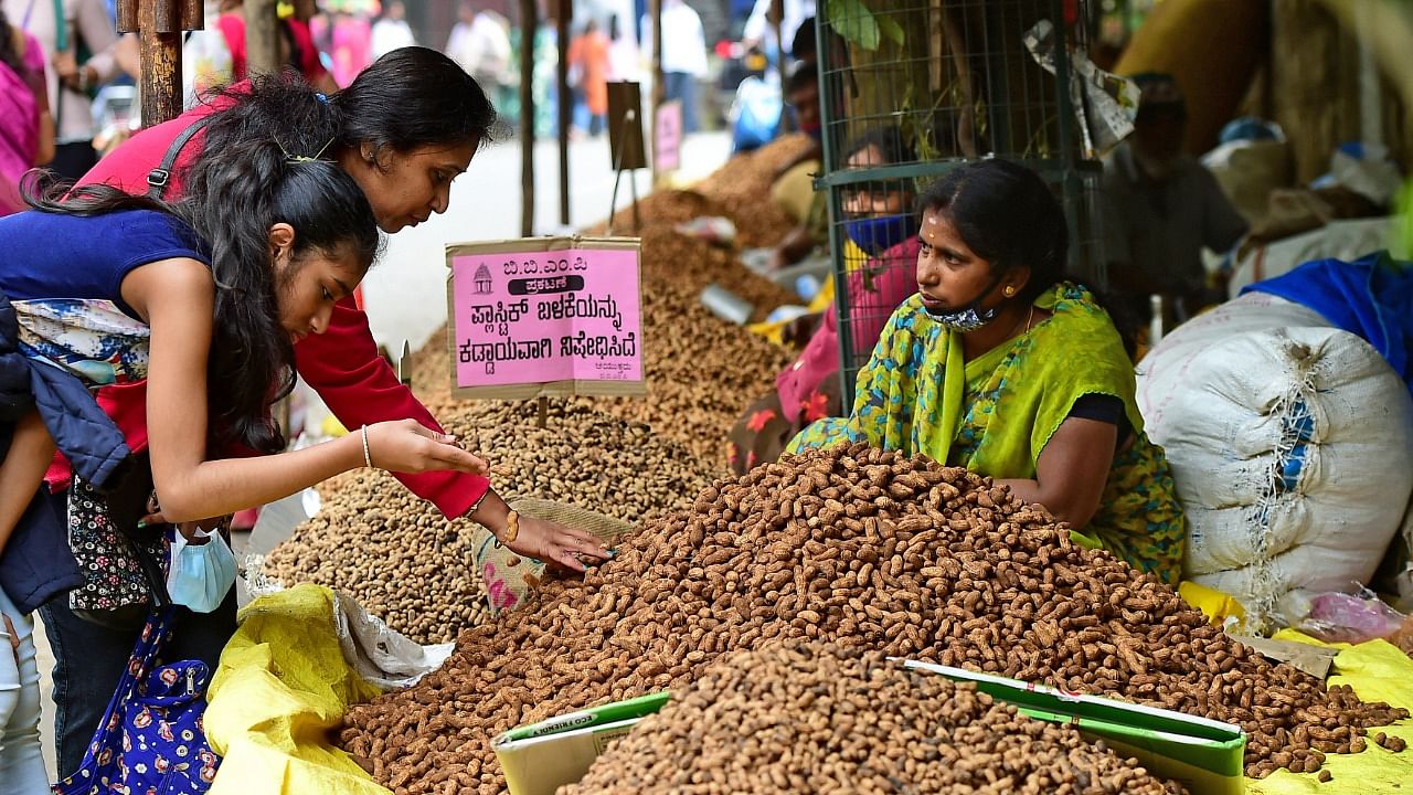 Though the fair is still two days away, many vendors have already set up shop on Bull Temple Road, Basavanagudi. Credit: DH Photo