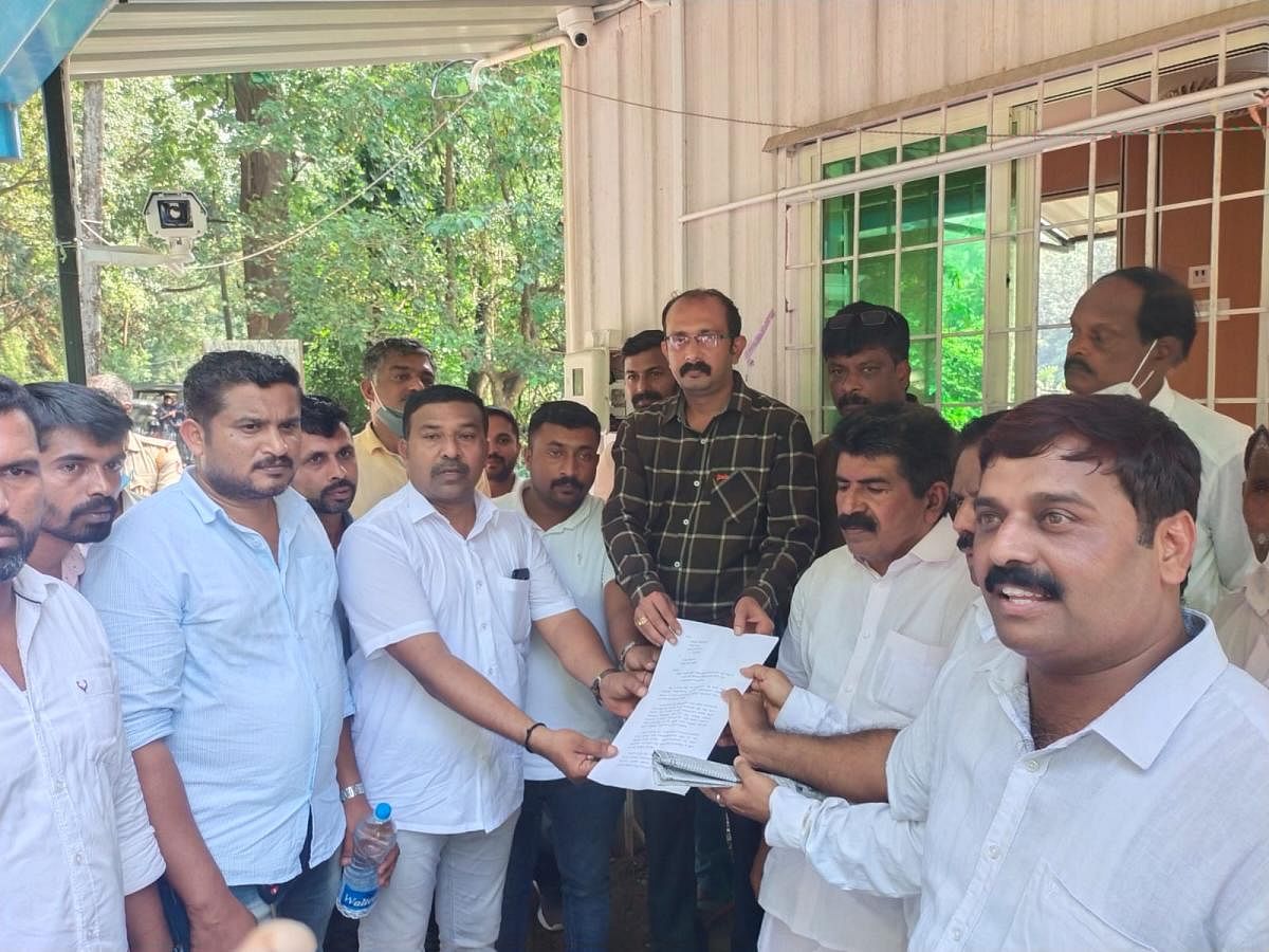 A memorandum was submitted to the revenue officer opposing mandatory RT-PCR negative certificate for travellers from Kerala, in Virajpet.