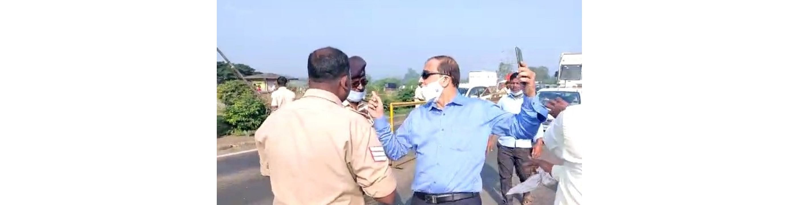 A doctor travelling in his private vehicle from Maharashtra got into a heated exchange with the police. Credit: DH Photo