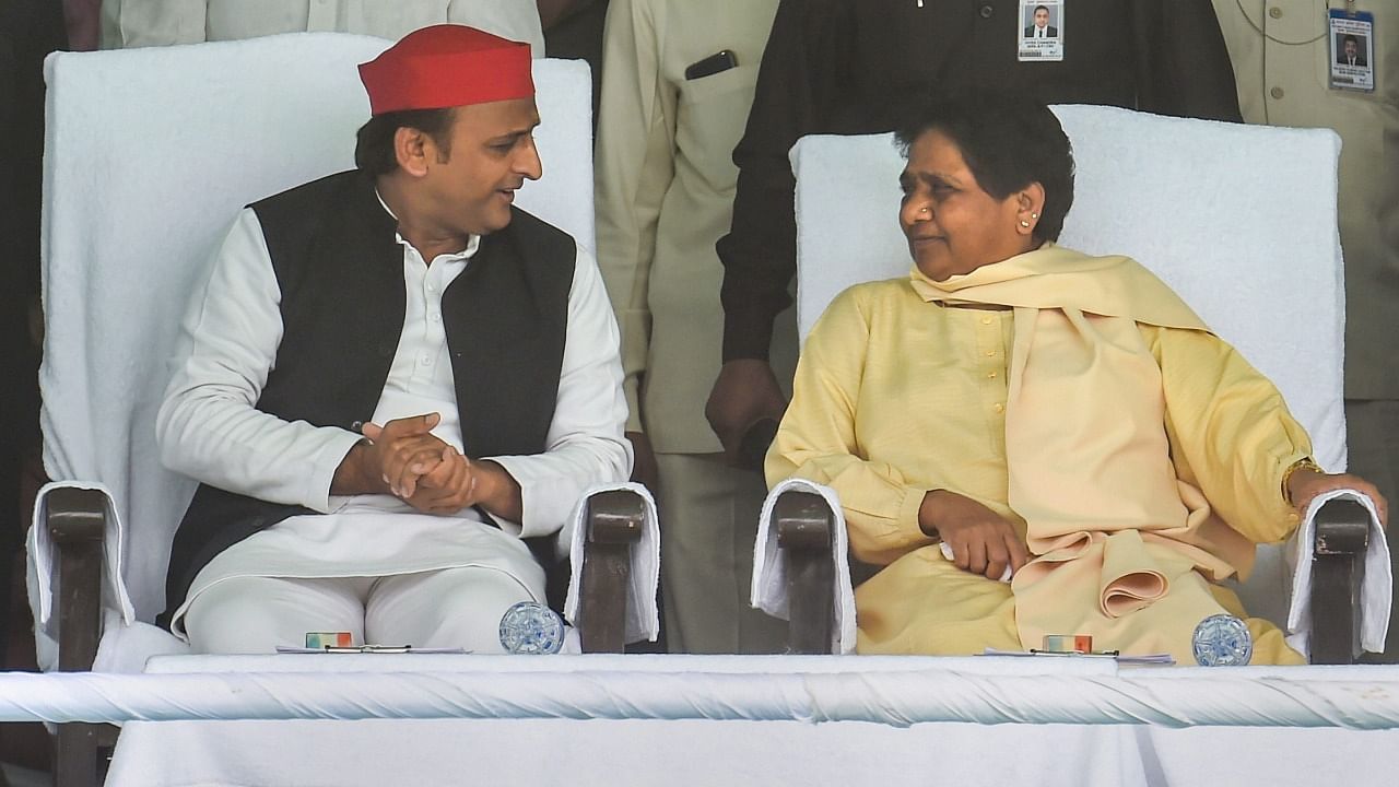 Bahujan Samajwadi Party chief Mayawati (R) with Samajwadi Party chief Akhilesh Yadav. Credit: PTI File Photo