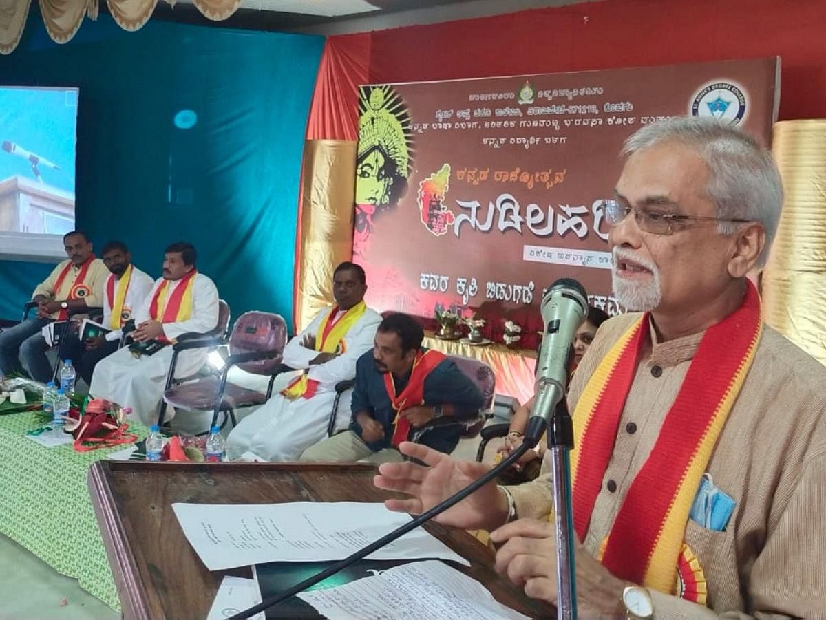 Writer Moodnakudu Chinnaswamy speaks at the 'Nudi Lahari' programme at St Annamma PU College in Virajpet.