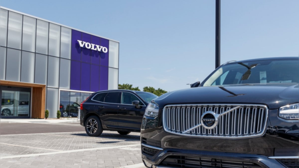Volvo Cars sees chip shortage extending into 2022, Q3 profit dips
