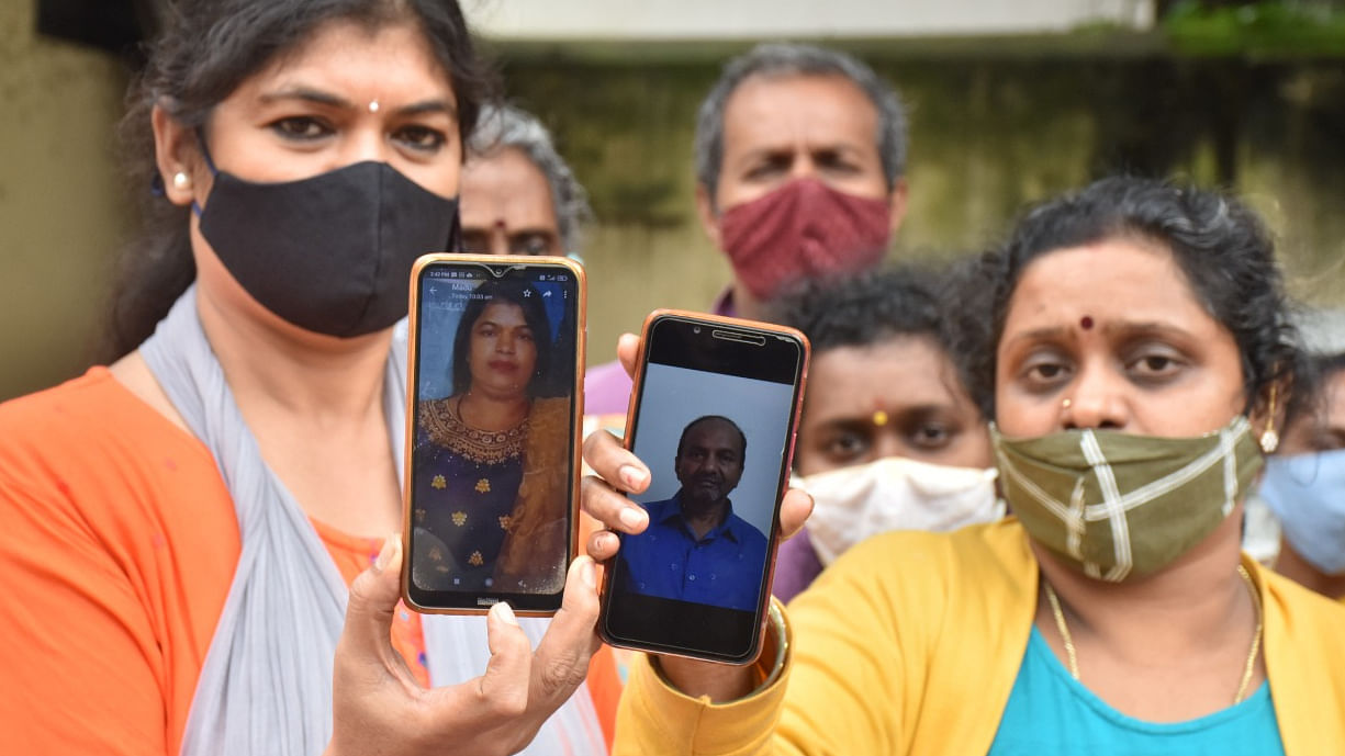 GB Sujatha, elder sister of 40-year-old Durga Sumithra (who passed away due to Covid on July 2, 2020), and Muniraju's daughter Rajeshwari and her family wait for their family members' bodies outside Victoria Hospital's mortuary, one-and-a-half year after the two passed away due to Covid. Credit: DH Photo/ Janardhan BK