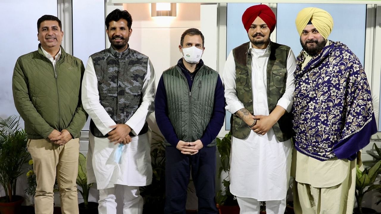 Punjabi singer SIdhu Moosewala (2nd from right) with Congress leader Rahul Gandhi (C). Credit: Twitter/sherryontopp