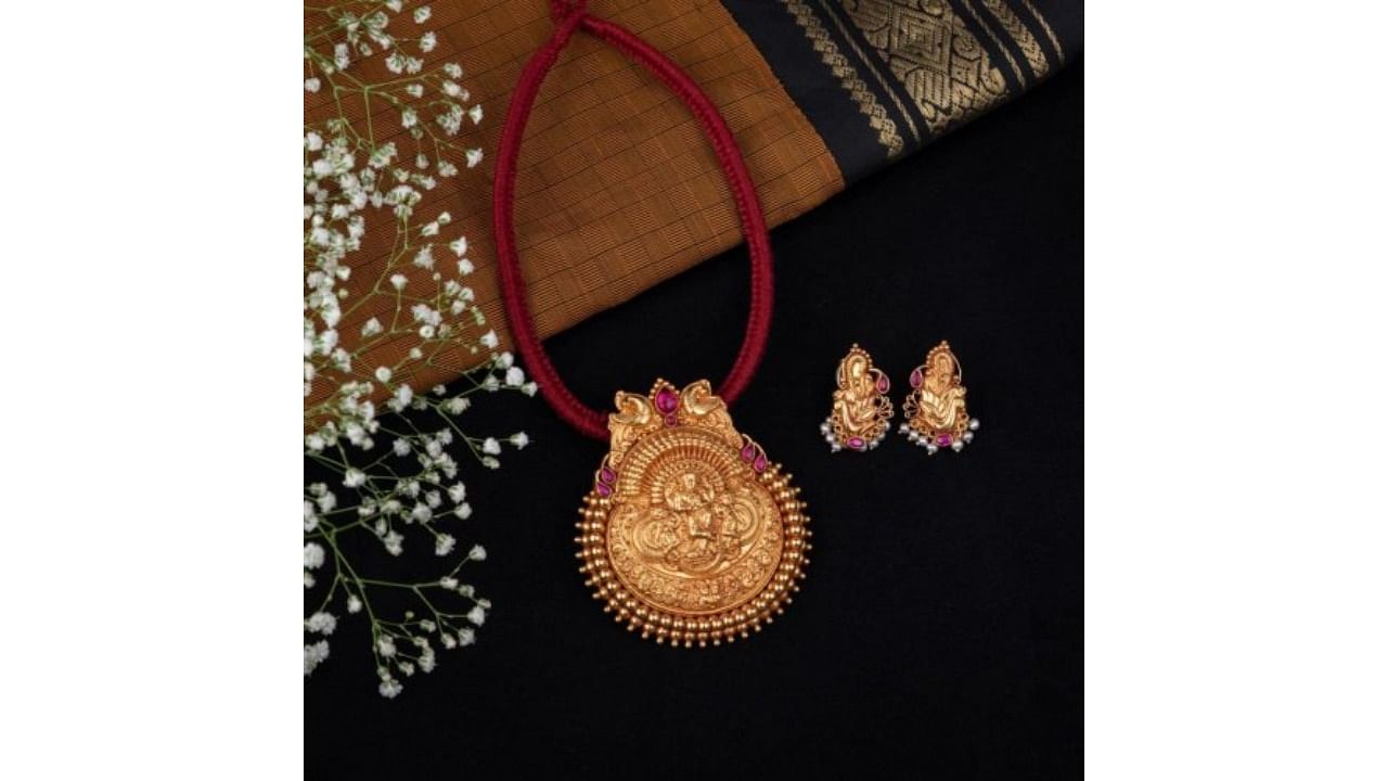 A necklace and earrings set in the Kalinga Nartana design.
