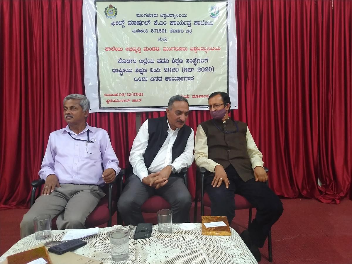 Mangalore University's NEP 2020 nodal officer Prof Ravindra Achari, Prof Manjunatha Pattabhi and Dr Chowrira Jagath Thimmaiah take part in a workshop held at Field Marshal K M Cariappa College in Madikeri. DH Photo