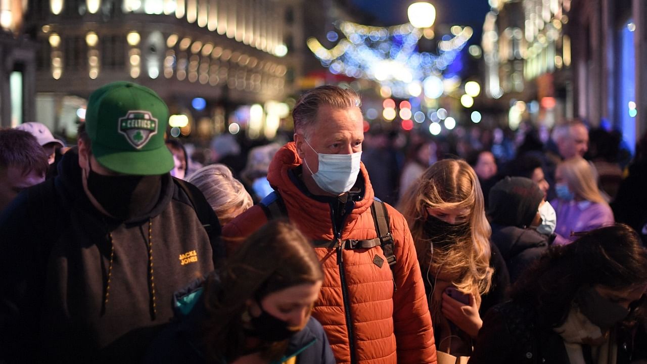 Shoppers, some wearing face coverings, cross Oxford Street in central London on December 4, 2021, as compulsory mask wearing in shops has been reintroduced in England as fears rise over the Omicron variant of Covid-19. Credit: AFP Photo