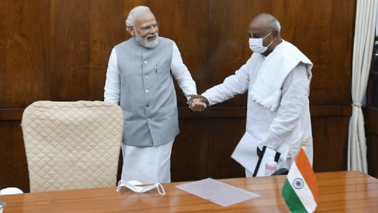Prime Minister Narendra Modi with JD(S) chief H D Deve Gowda. Credit: DH Photo