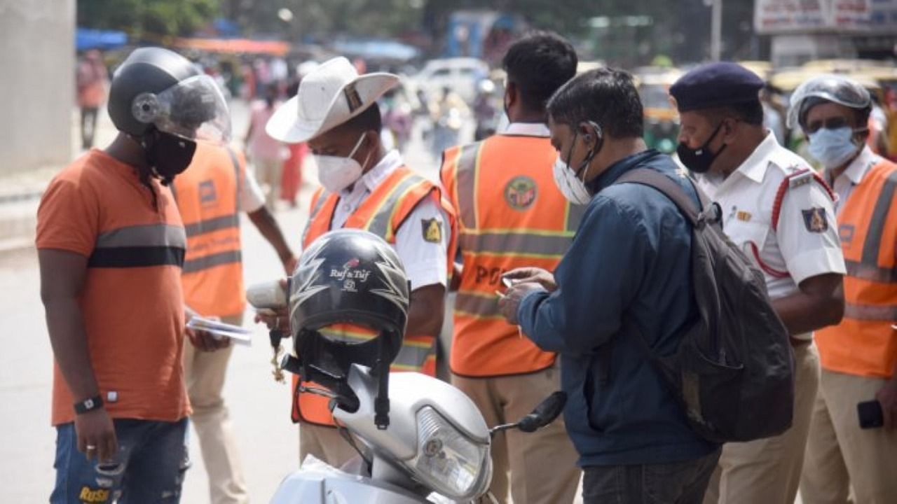 Presently, the traffic police print out the traffic challan and send it to the vehicle owner’s address by post, in accordance with the provisions of the Motor Vehicles Act. Credit: DH File Photo