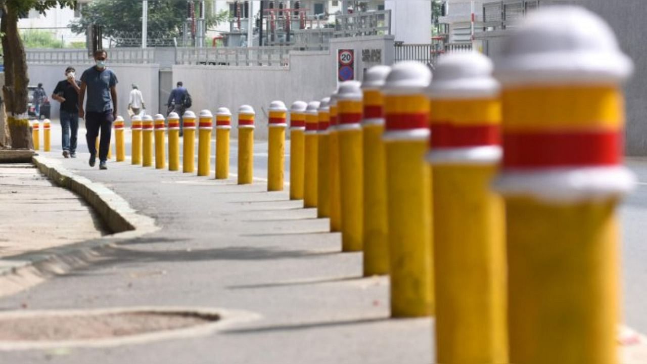 The residents of Brookefield in Bengaluru have installed red-white-yellow reflective bollards to mark the sidewalk for pedestrians. Credit: DH Photo