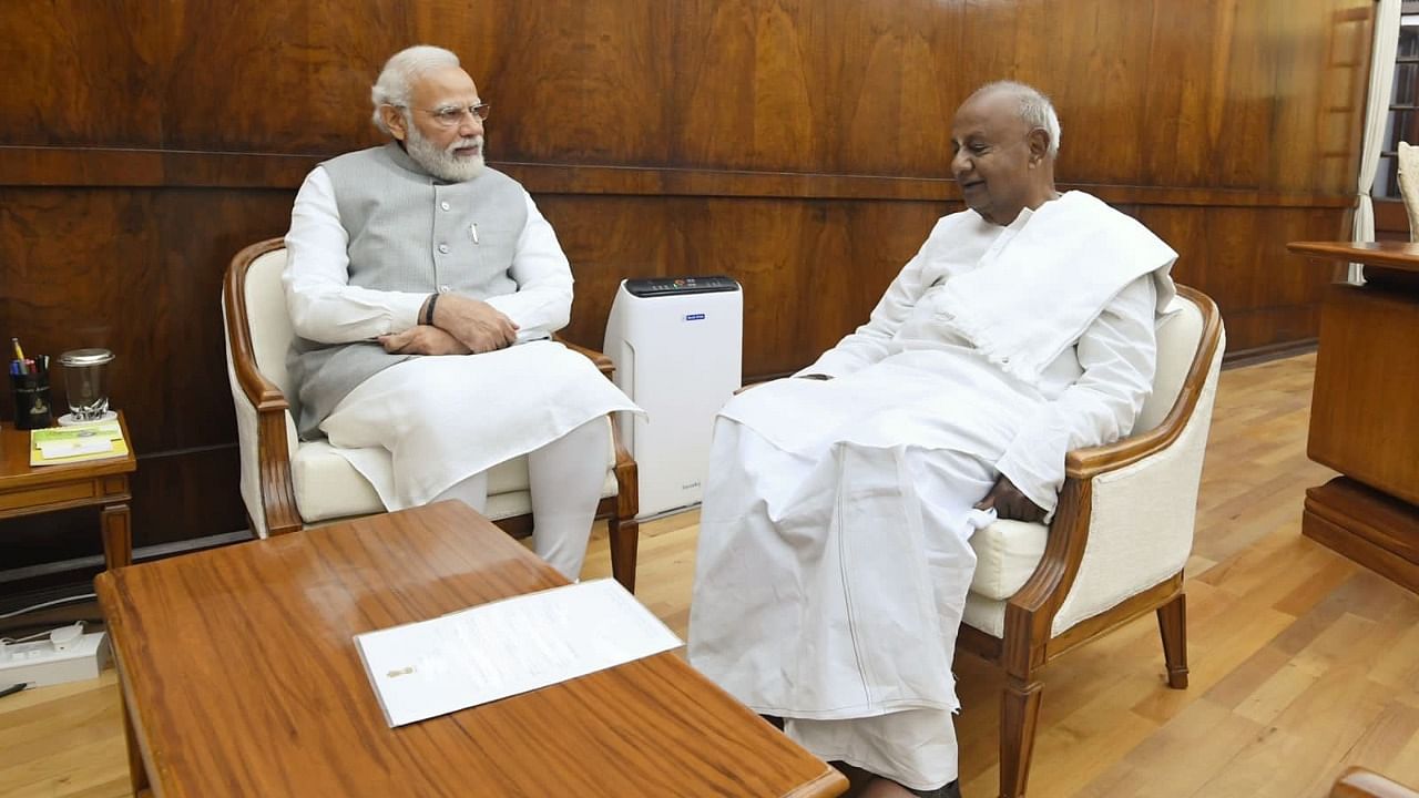 PM Modi with H D Deve Gowda. Credit: Twitter/@narendramodi
