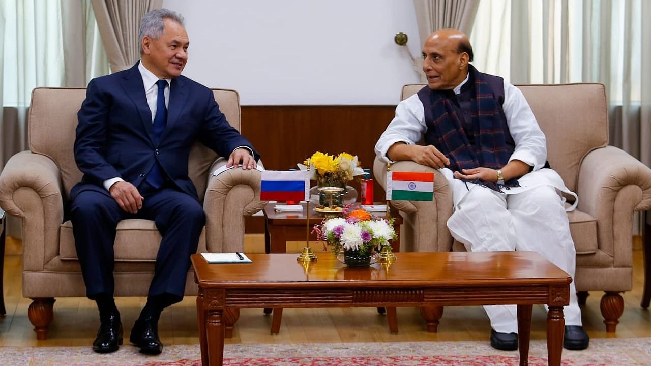 Defence Minister Rajnath Singh with his Russian counterpart Gen Sergey Shoigu. Credit: Twitter/@rajnathsingh
