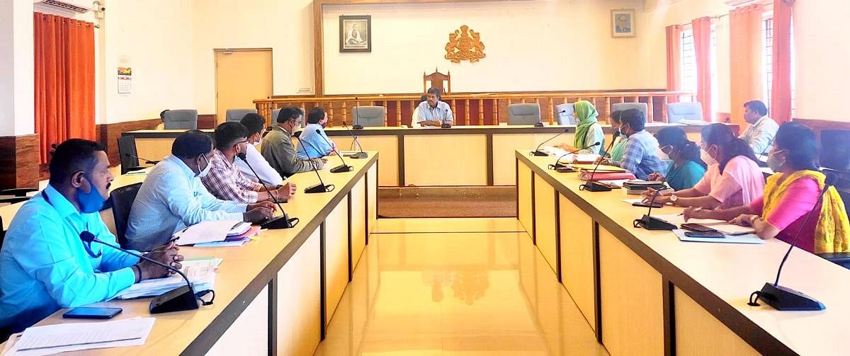 Deputy Commissioner Dr B C Sateesha chairs the district-level grievance redressal meeting in Madikeri on Monday. DH Photo