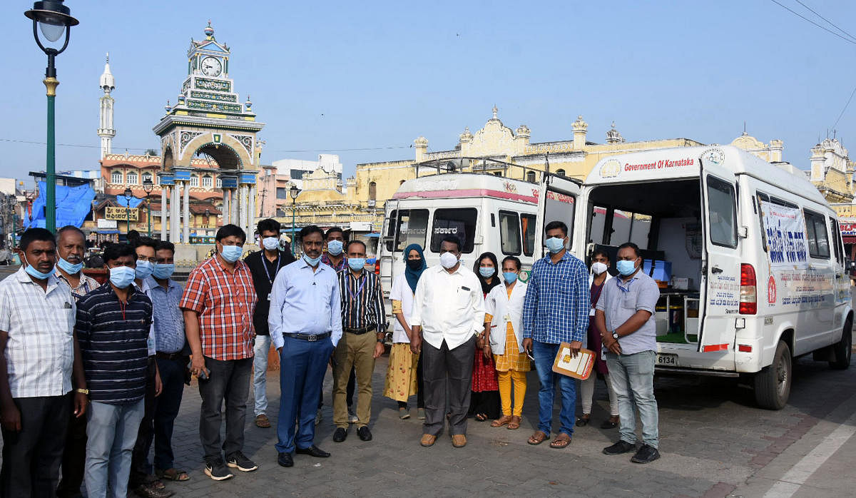 District Health Officer Dr K H Prasad launches vaccination drive at public places, in Mysuru, on Monday. Credit: DH Photo