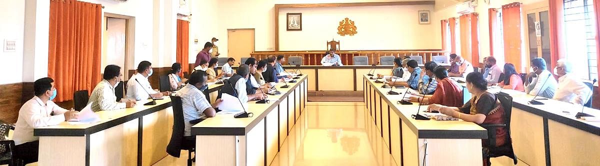 Deputy Commissioner Dr B C Sateesha chairs a preparatory meeting on Nadi Utsava at his office in Madikeri on Monday. DH Photo