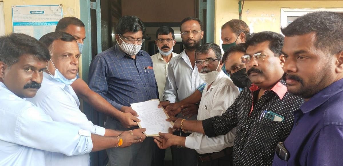 Members of various organisations submit a memorandum to Town Panchayat chief officer Chandra Kumar.