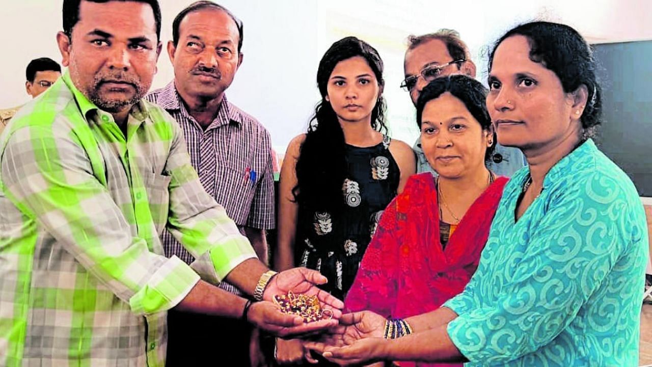 Eraiah is the conductor who found the bag containing gold ornaments worth Rs 8 lakh. Credit: DH Photo