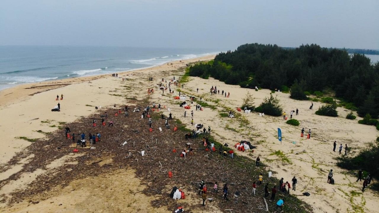 Students of Alva's Education Foundation clearing garbage from the shores of Hejamadikodi. Credit: DH Photo