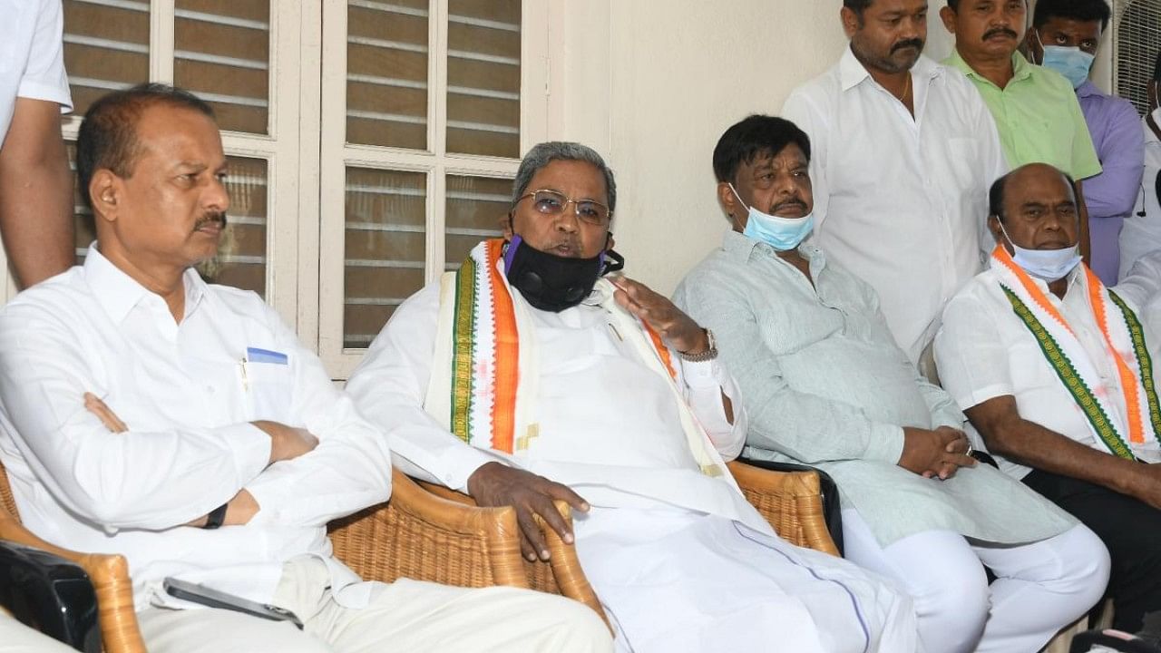 Leader of the Opposition Siddaramaiah addresses press at his residence, in Mysuru, on Wednesday. Credit: DH Photo