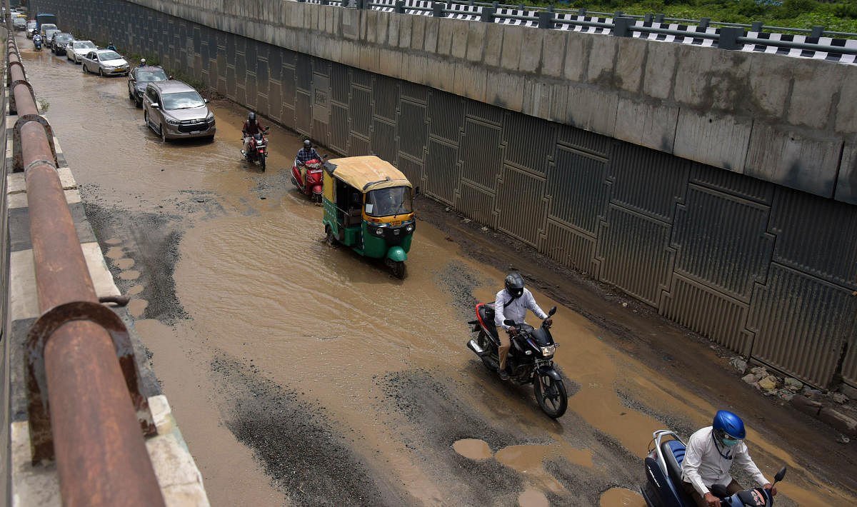 The BBMP’s road infrastructure division sought Rs 100 crore to tar 580-km of arterial and sub-arterial roads in bad shape that are not covered under any grants. Credit: DH Photo