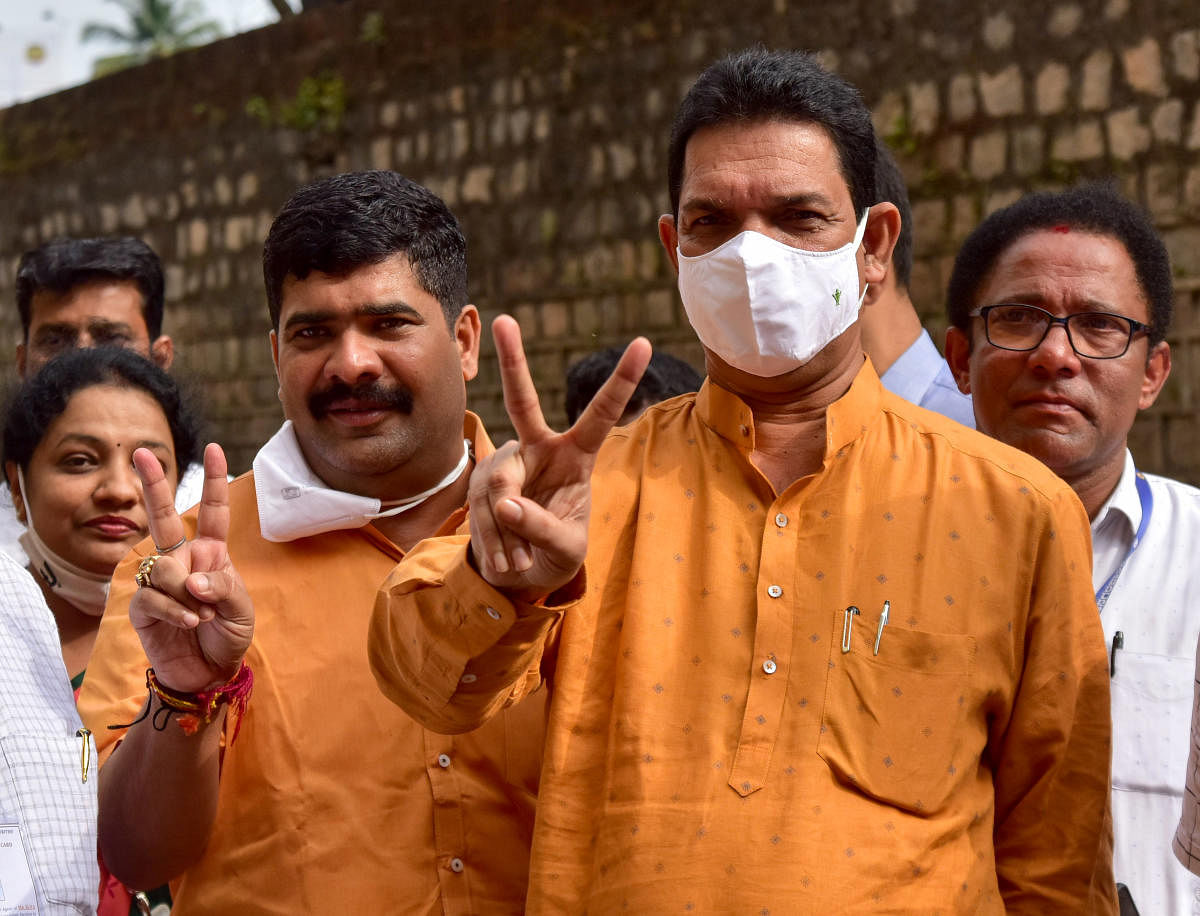State BJP president Nalin Kumar Kateel flashes victory sign after voting in the Legislative Council elections in Mangaluru on Friday. MLA Vedavyas Kamath is also seen. Credit: DH Photo/Irshad Mahammad