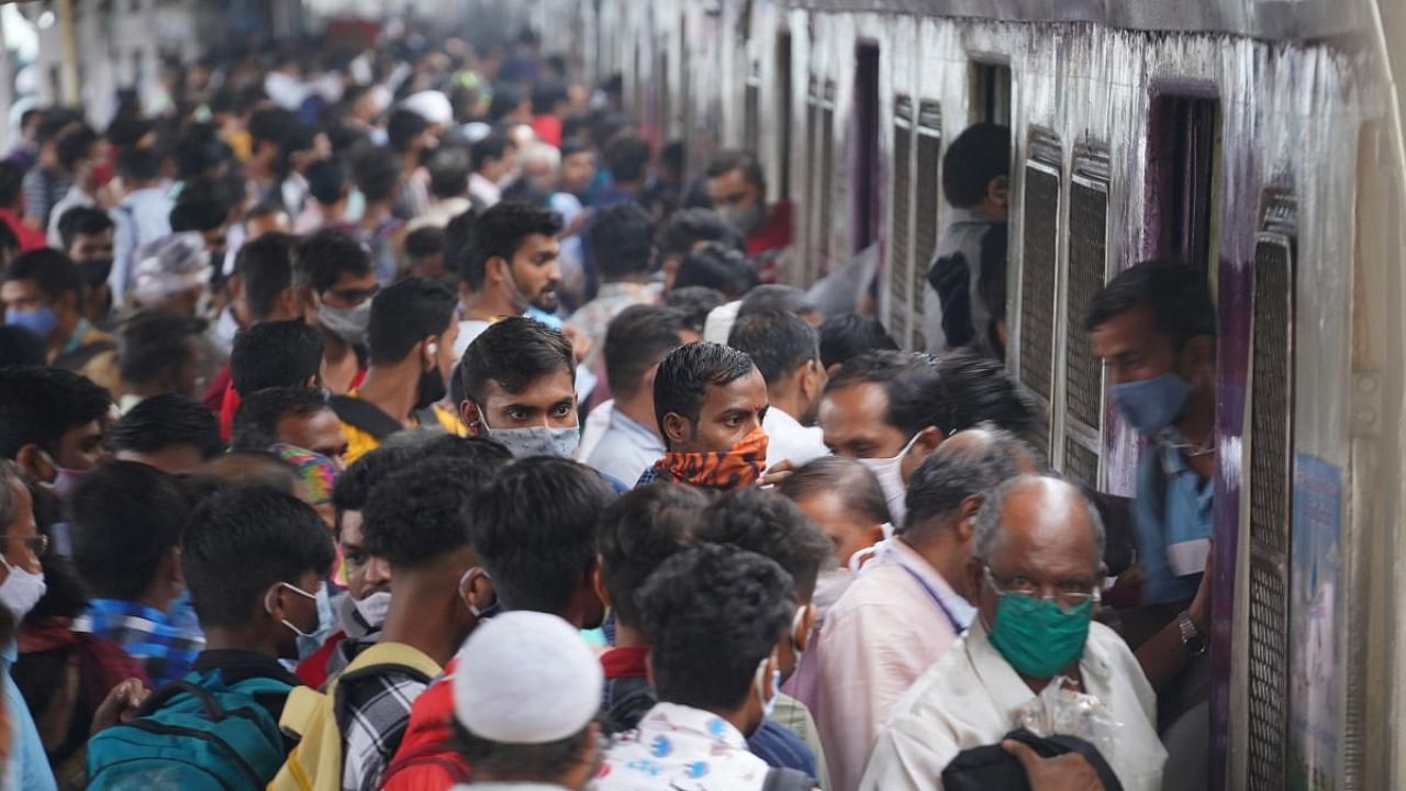 Commuters disembark from a suburban train at a railway station, amidst the coronavirus pandemic, in Mumbai, India, December 1, 2021. Credit: Reuters Photo